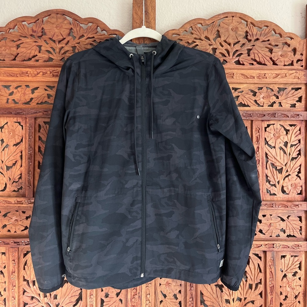 Vuori Women’s Outdoor Trainer Shell II Black Camo Jacket